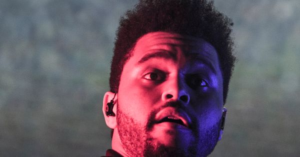 <a href="https://es.wikipedia.org/wiki/The_Weeknd" class="extiw" title="es:The Weeknd">The Weeknd</a> en el festival <a href="https://es.wikipedia.org/wiki/Lollapalooza_Chile" class="extiw" title="es:Lollapalooza Chile">Lollapalooza Chile</a>, celebrado el 1 y 2 de abril en el <a href="https://es.wikipedia.org/wiki/parque_O%27Higgins" class="extiw" title="es:parque O'Higgins">parque O'Higgins</a>, <a href="https://es.wikipedia.org/wiki/Santiago_de_Chile" class="extiw" title="es:Santiago de Chile">Santiago de Chile</a>.