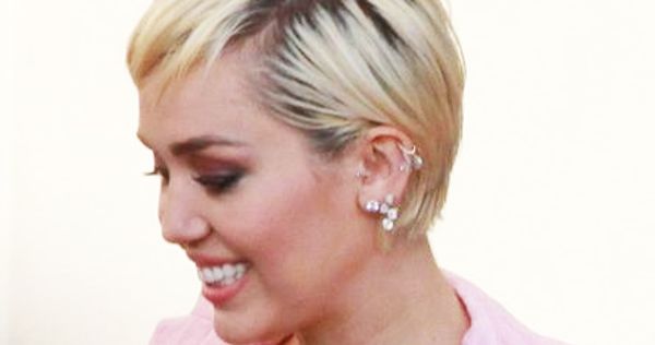 Image in QuizMyDay Wrecking Ball? Test Your Miley Hit Song IQ Trivia trivia quiz featuring Cyrus en el Rock and Roll Hall of Fame Induction Ceremony del 2015.