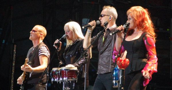 Image in QuizMyDay Ultimate B-52s Trivia Quiz: Test Your Knowledge Now! trivia quiz featuring The B-52's at FIB (Benicàssim).