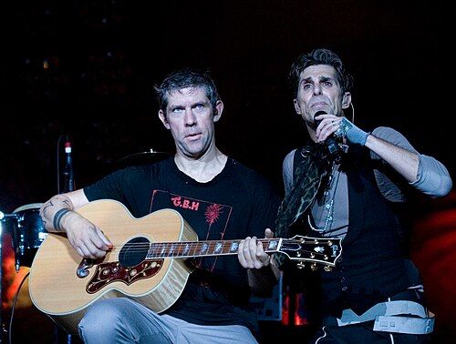 Eric Avery and Perry Farrell of Jane's Addiction, Chula Vista 2009 (image shot by <a href="https://en.wikipedia.org/wiki/en:Fiona_Bowie" class="extiw" title="w:en:Fiona Bowie">Fiona Bowie</a> (gebgdc))