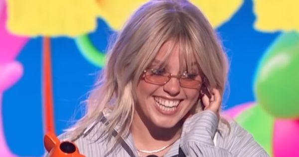 Image in QuizMyDay Renee Rapp Quiz: Can You Score 5/5? trivia quiz featuring Renee Rapp making acceptance speeches at the KCAs 2024 (0:27)