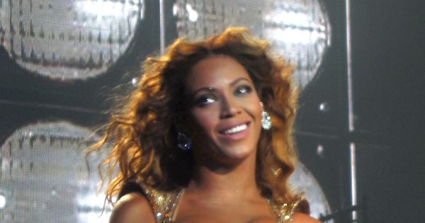 Image in QuizMyDay I Am… Sasha Fierce Album Quiz: Test Your Beyoncé Music Facts trivia quiz featuring Beyoncé performing on The O2 in London.