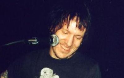 <a href="https://en.wikipedia.org/wiki/en:Elliott_Smith" class="extiw" title="w:en:Elliott Smith">Elliott Smith</a> performing at the Henry Fonda Theater in Los Angeles, CA on 2-1-2003. Picture taken by user llaurens of the Sweetadeline.net message board community.