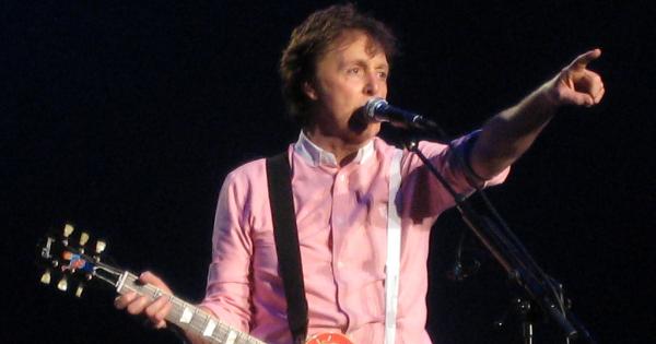 Image in QuizMyDay Paul McCartney Collabs: Guess the Iconic Duets & Surprise Team-Ups trivia quiz featuring <a href="https://nl.wikipedia.org/wiki/Paul_McCartney" class="extiw" title="nl:Paul McCartney">Paul McCartney</a> in Arnhem, playing his customised Les Paul Guitar painted by Rosie Brooks at the <a href="https://nl.wikipedia.org/wiki/GelreDome" class="extiw" title="nl:GelreDome">GelreDome</a>.