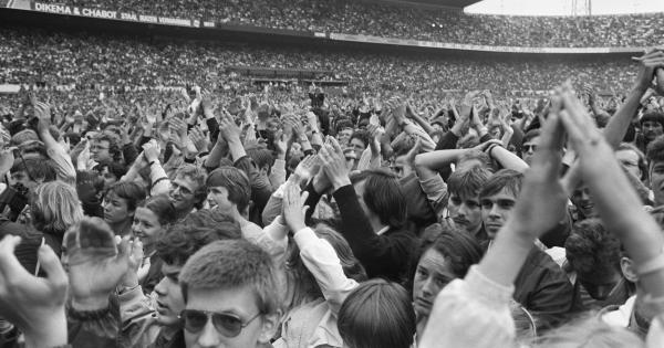 Image in QuizMyDay Simon & Garfunkel: Ultimate 5-Question Quiz Trivia trivia quiz featuring the audience at Paul Simon and Art Garfunkel concert on June 12th, 1982 in Rotterdam, Holland