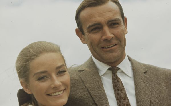 Sean Connery als James Bond und Tania Mallet als Tilly Masterson in "007 - Goldfinger" bei Dreharbeiten am Furkapass und in Andermatt