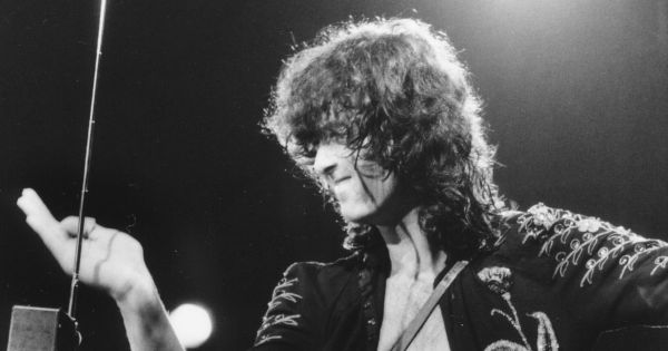 Image in QuizMyDay Riff Lord Revealed: The Ultimate Jimmy Page Quiz trivia quiz featuring Jimmy page, en la presentacion de Whole Lotta Love, 1973