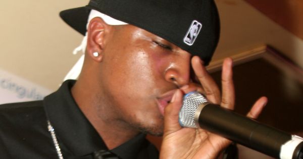 Image in QuizMyDay Test Your Ne-Yo Knowledge: Play the Fan Quiz Now trivia quiz featuring Ne-Yo performing in July 2005.